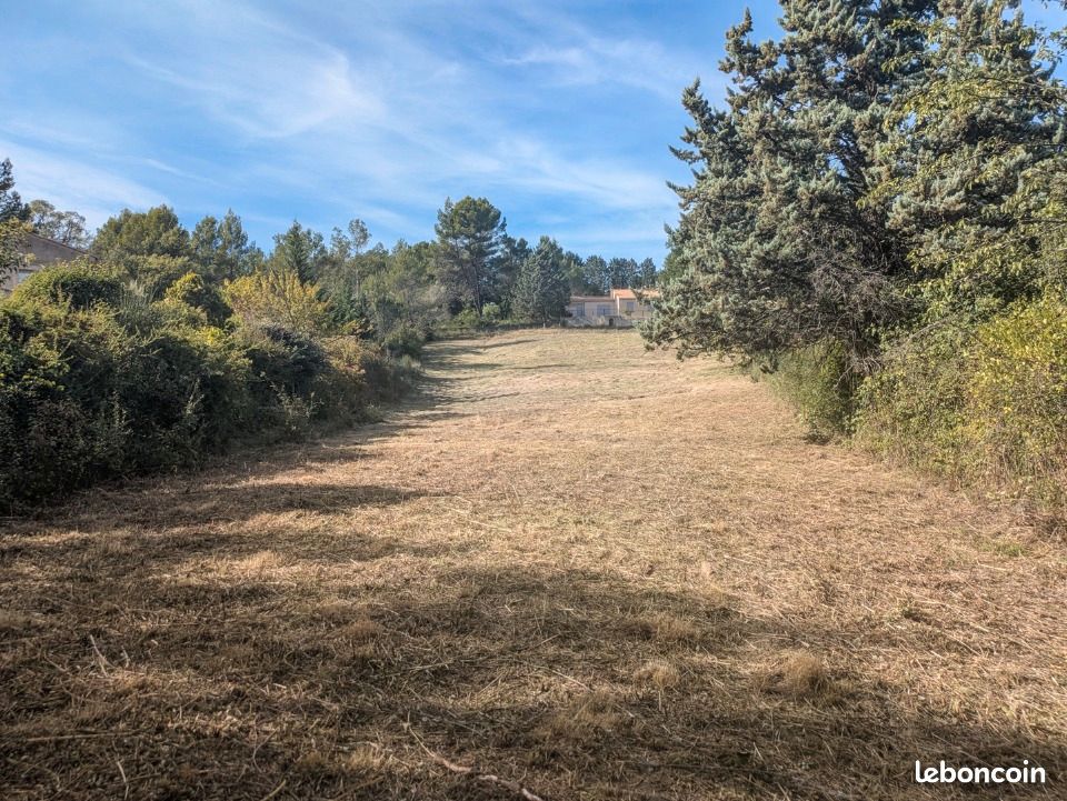 Terrain 3 158 m² Pierrevert · 370 000 €