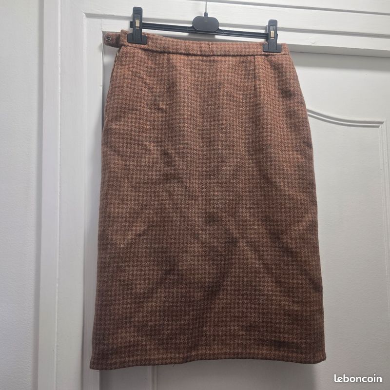 Robe en laine non signée, 36 cm à la taille (image 1)