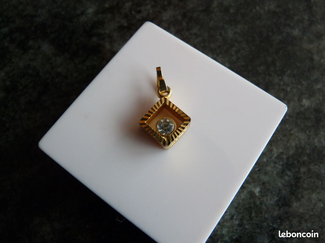 Joli pendentif brillant monté sur un carré en métal doré (image 1)