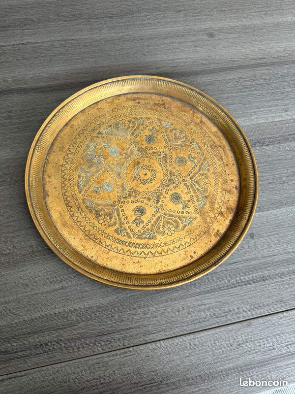 Très beau petit plateau marocain en cuivre ou laiton martelé et ciselé à la main. Plateau ancien de 32cm (image 1)
