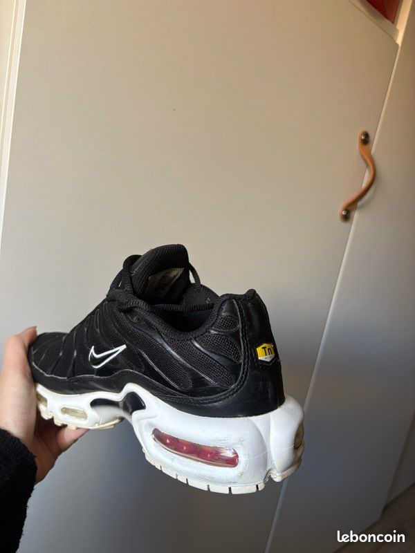 TN nike noires semelle blanche Chaussures