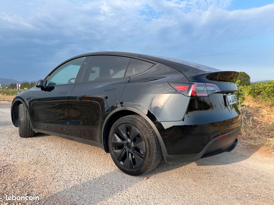 Tesla Model Y Grande Autonomie Propulsion – Noir – Excellent état – 12/2024 (image 2)