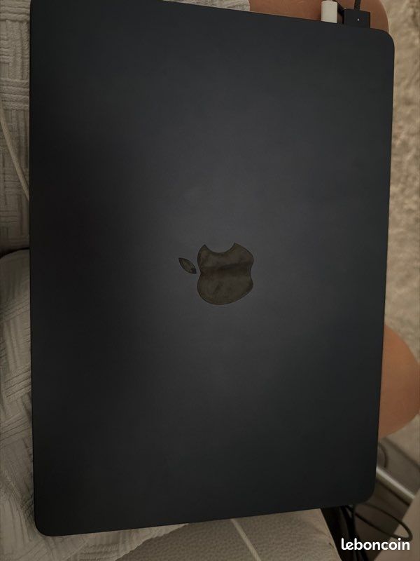 MacBook Air 13.6 (2022) (image 1)