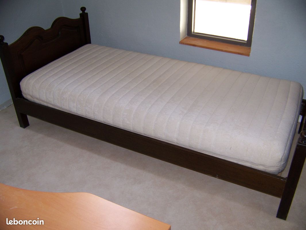 2 lits simples avec tables de nuit (image 2)
