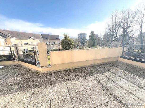 EXCLUSIVITE CHARLEVILLE, Résidence dans un parc, bel appartement en duplex de 86,50 m² situé au dernier étage avec grande terrasse et garage