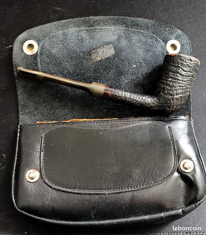 Pipe, Amster pipedans sa sacoche en cuir noir lisse.. Très bon état (image 2)
