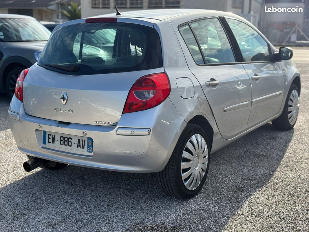 Renault CLIO III 2.0 16V 140CH INITIALE BVA 5P (image 3)