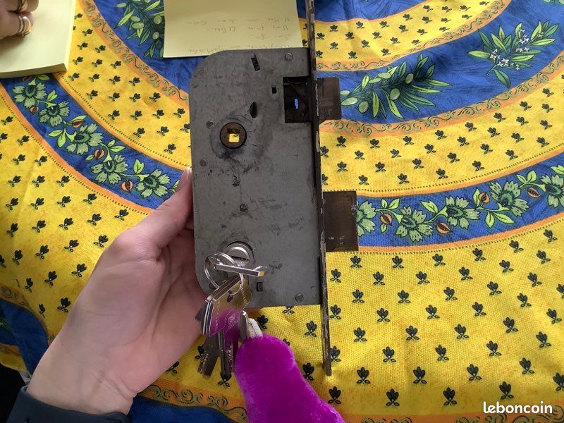 Serrure avec 4 clefs (image 3)