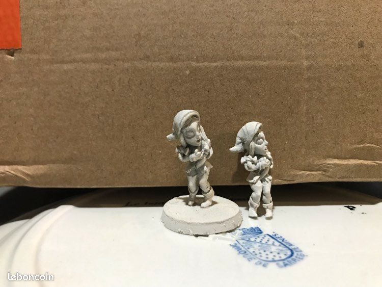 2 figurines Fenryll - donjon de Naheulbeuk - la vendeuse (image 1)