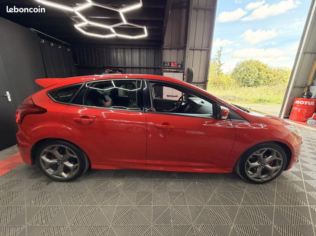 FORD FOCUS ST 2.0 SCTi EcoBoost 250 / Révisé - Pneus & Embrayage neuf (image 8)