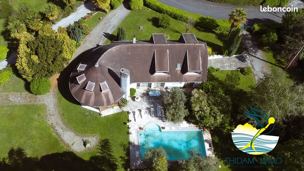Maison 10 pièces 259 m² · à Nay · 259 m² · 435 000 €