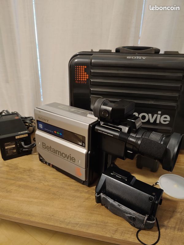 Lot - A Toshiba Sony Betamovie Camcorder V-BM37 with Bag & Charger, As Is
