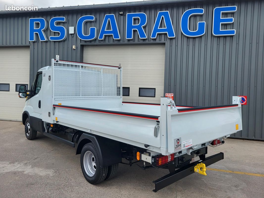 IVECO DAILY 35C18 H3.0 BVM6 PACK COMFORT + PACK CONSTRUCTION SIMPLE CABINE BENNE et COFFRE 03 PLACES comme NEUF avec CAMÉRA + MOTEUR 3 LITRES + SUSPENSION RENFORCÉE 13 LAMES ( Prix Vente 48 490 HT ) (image 15)