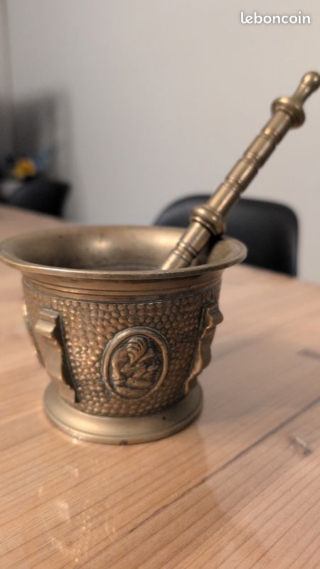 Mortier et pilon en bronze (image 1)