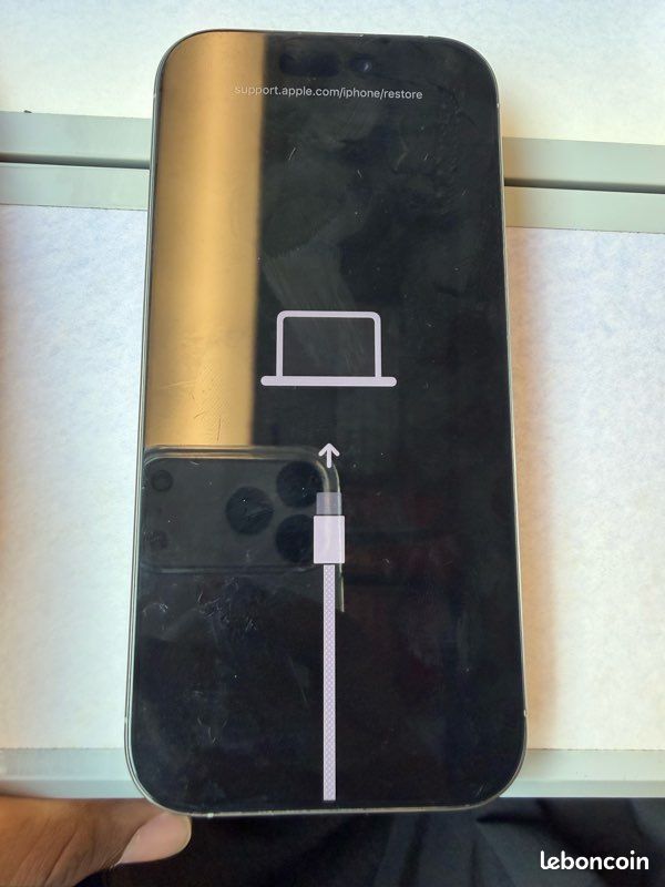 IPhone 16 pro pour pièces cadenas (image 1)