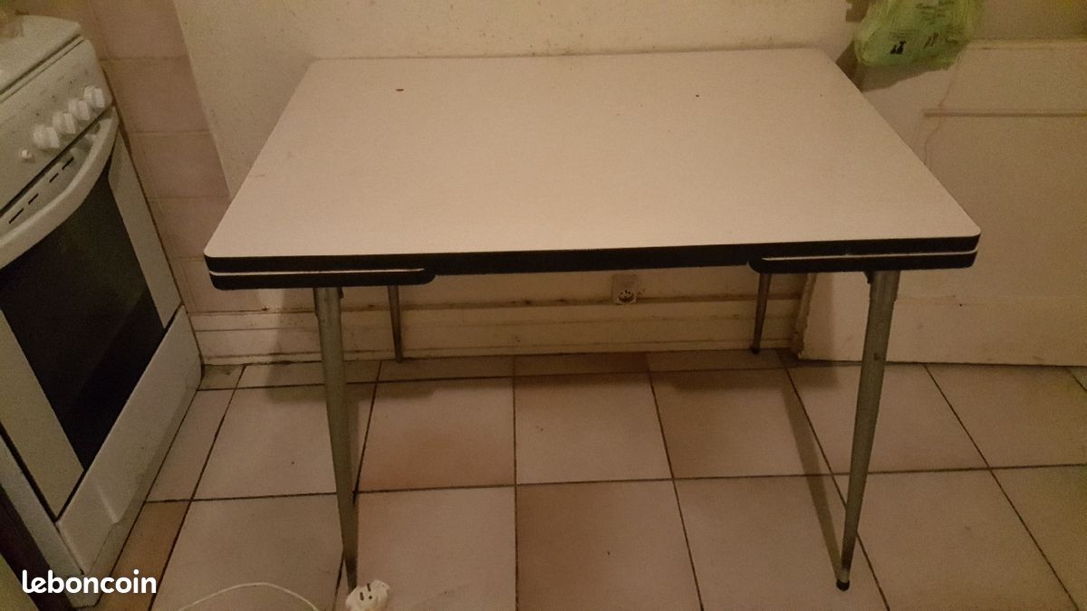 Table formica (image 1)