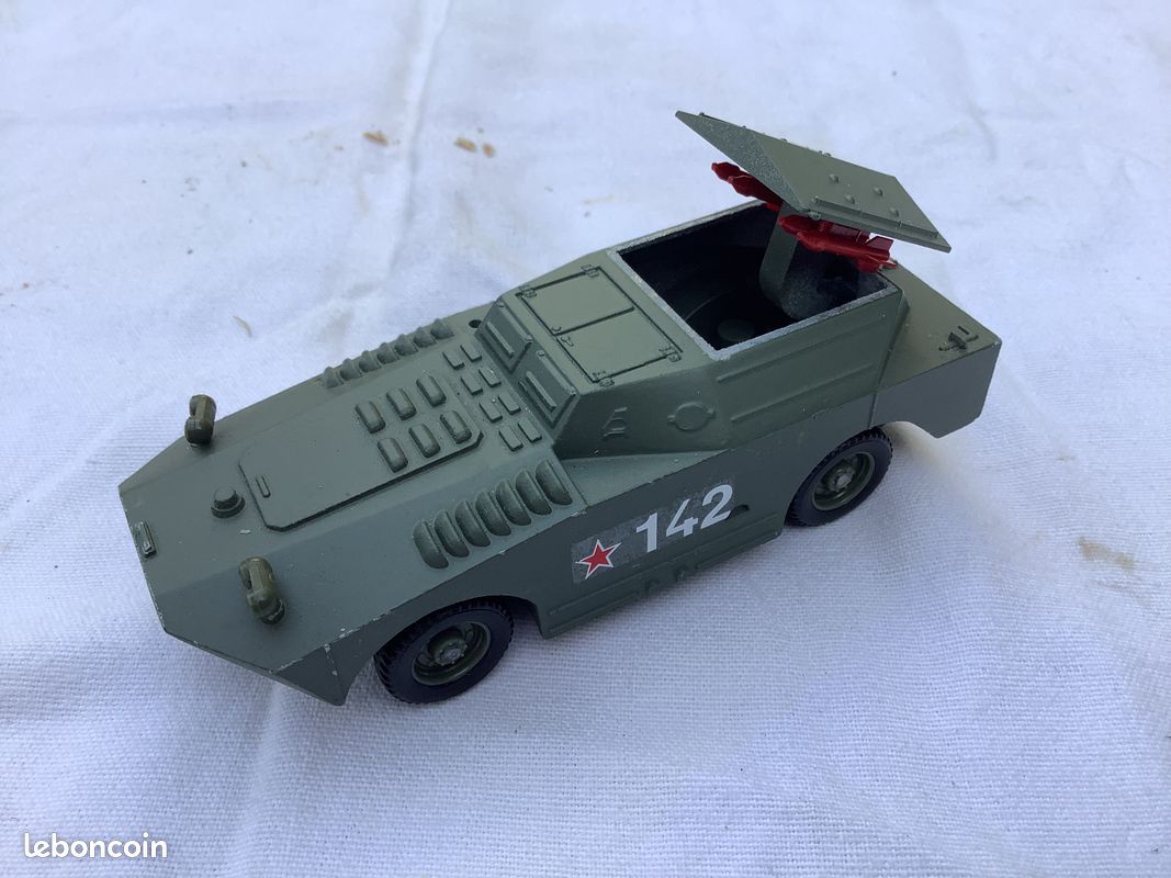 Solido militaire véhicule BTR 40 LANCE ROCKETS N°225 (vendu sans boite