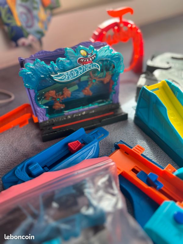 Lot Hot Wheels - Dinosaure, routes, station de lavage, propulseurs … (image 3)