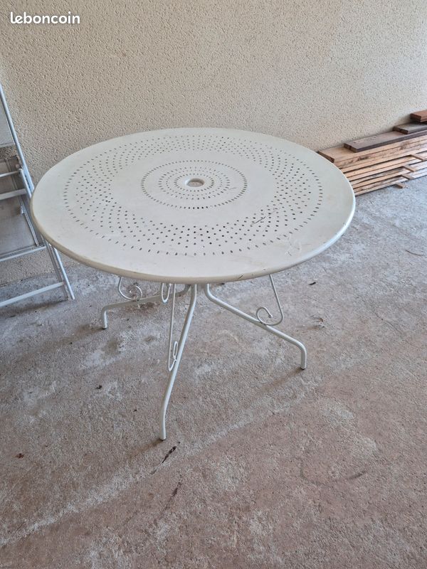 Table ronde en fer (image 1)