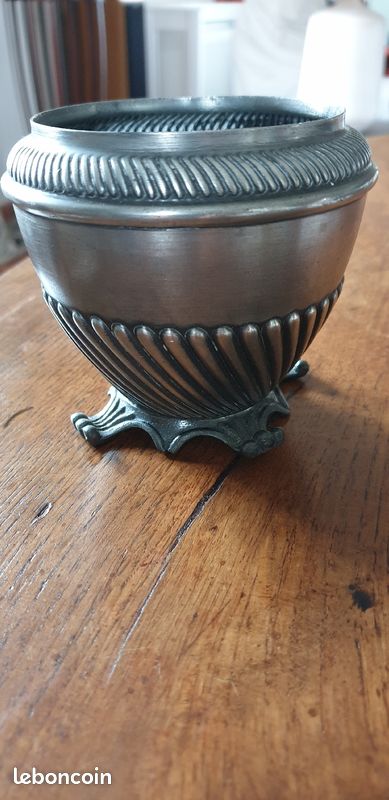 Petit pot ancien en étain (image 1)