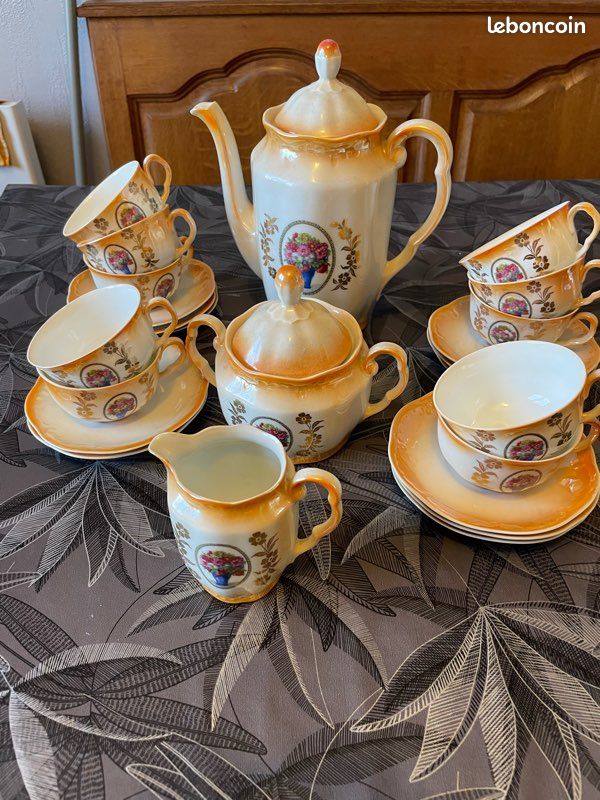 Service à café vintage en porcelaine à dégradé orange et blanc irisé, orné d'un petit médaillon floral sur les pièces principales (image 3)