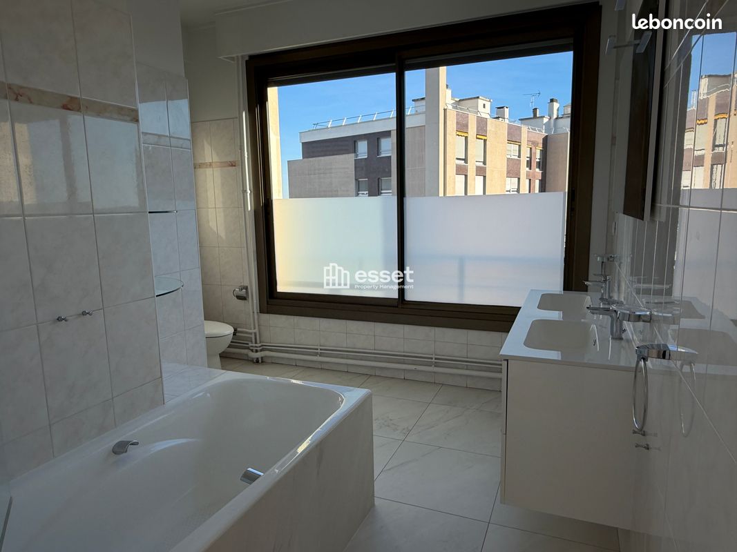Appartement 4 pièces 145 m² · à Saint-Cloud · 145 m² · 3 240 €/mois