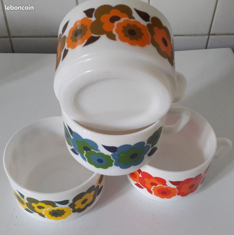 Lot De 4 Tasses Arcopal Des Années 70 - Super état, Motif Multicolore Rétro