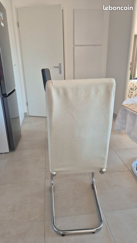 À vendre : Lot de 2 chaises de cuisine – blanches et noires (image 3)