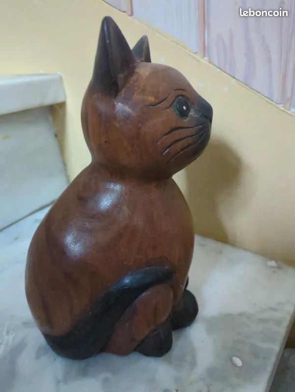 Statue de chat assis en bois sculpté artisanal (image 2)
