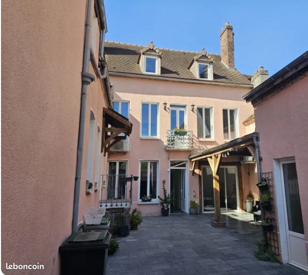 Maison 11 pièces 259 m² · à Villeneuve-l'Archevêque · 259 m² · 169 900 €