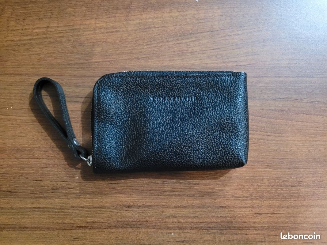 Porte carte neuf noir en cuir Longchamp
Fermé par zip, 1 compartiment intérieur.
Vendu dans sa boîte 
Neuf, jamais utilisé
Taille : 13 x 8 cm (image 4)