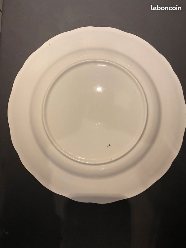 Assiette ancienne en faïence – décor bleu champêtre – Personnages et fleurs (image 4)