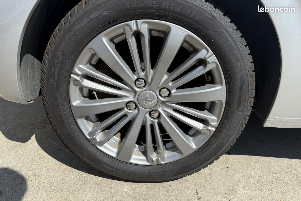 PEUGEOT 208 1.2i - 82 Allure (image 8)