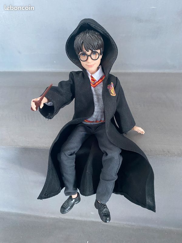 Harry Potter Poupée articulée Mattel de 26 cm en uniforme Gryffondor avec baguette magique (image 1)