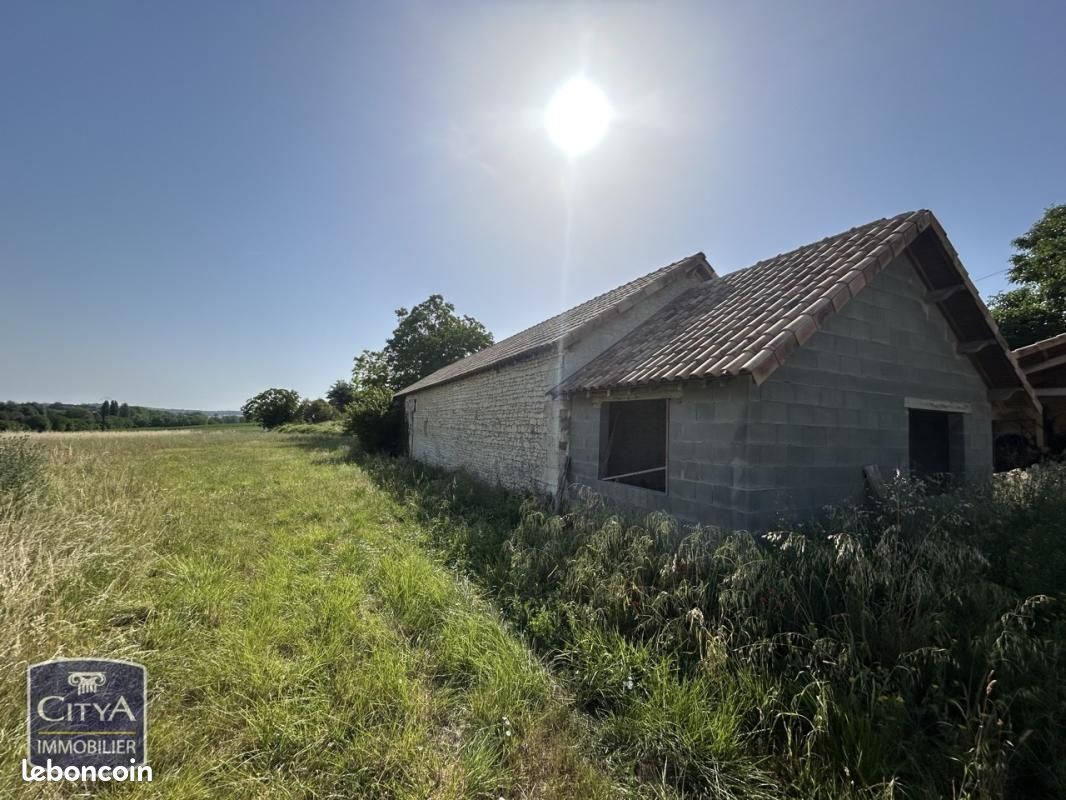 Maison 1 pièce 180 m² · à Thuré · 180 m² · 121 000 €