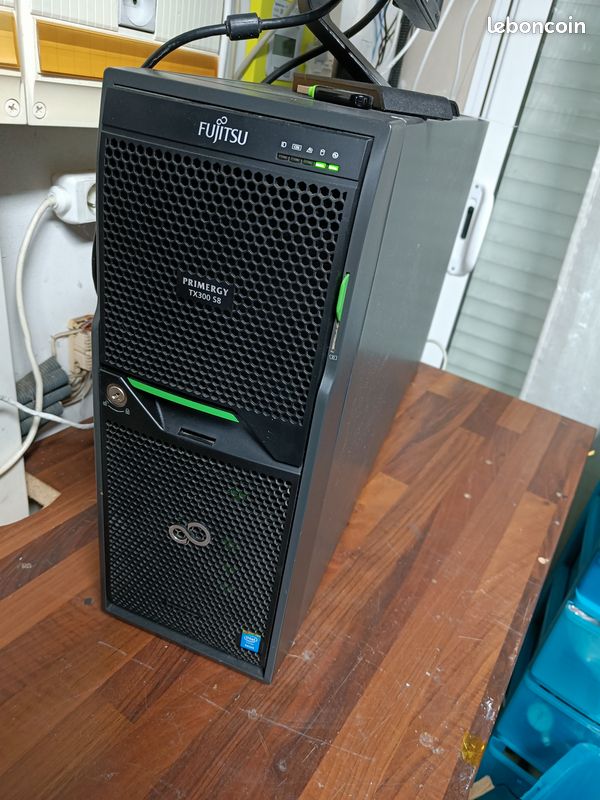 Serveur Fujitsu TX300 S8 80Go RAM (image 1)