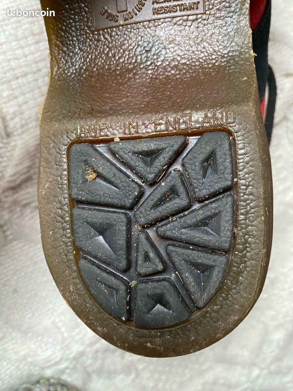 Dr Martens Vintage Daim rare England MIE 8345 Noir Rouge