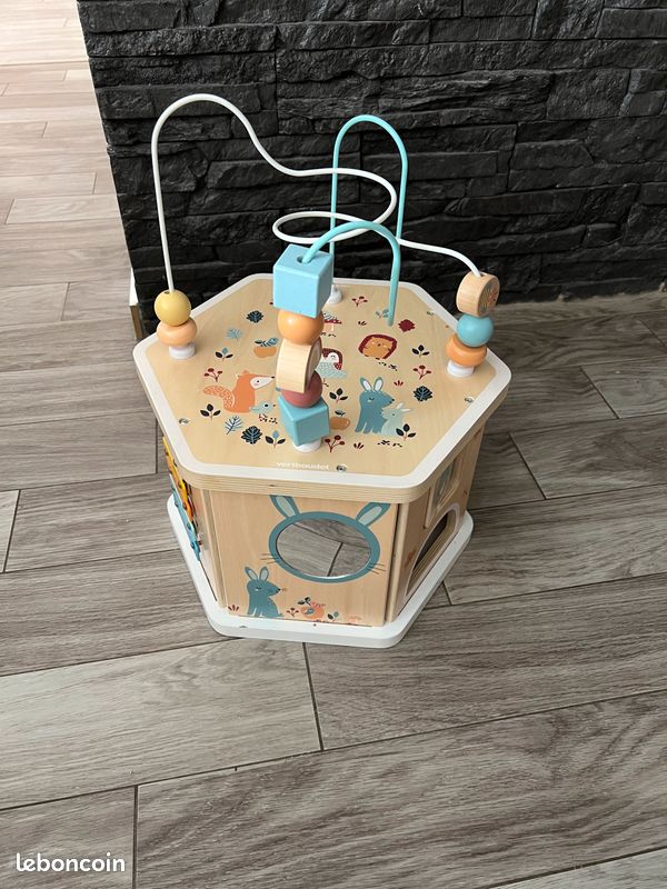 Grand cube d’activités bébé (image 1)