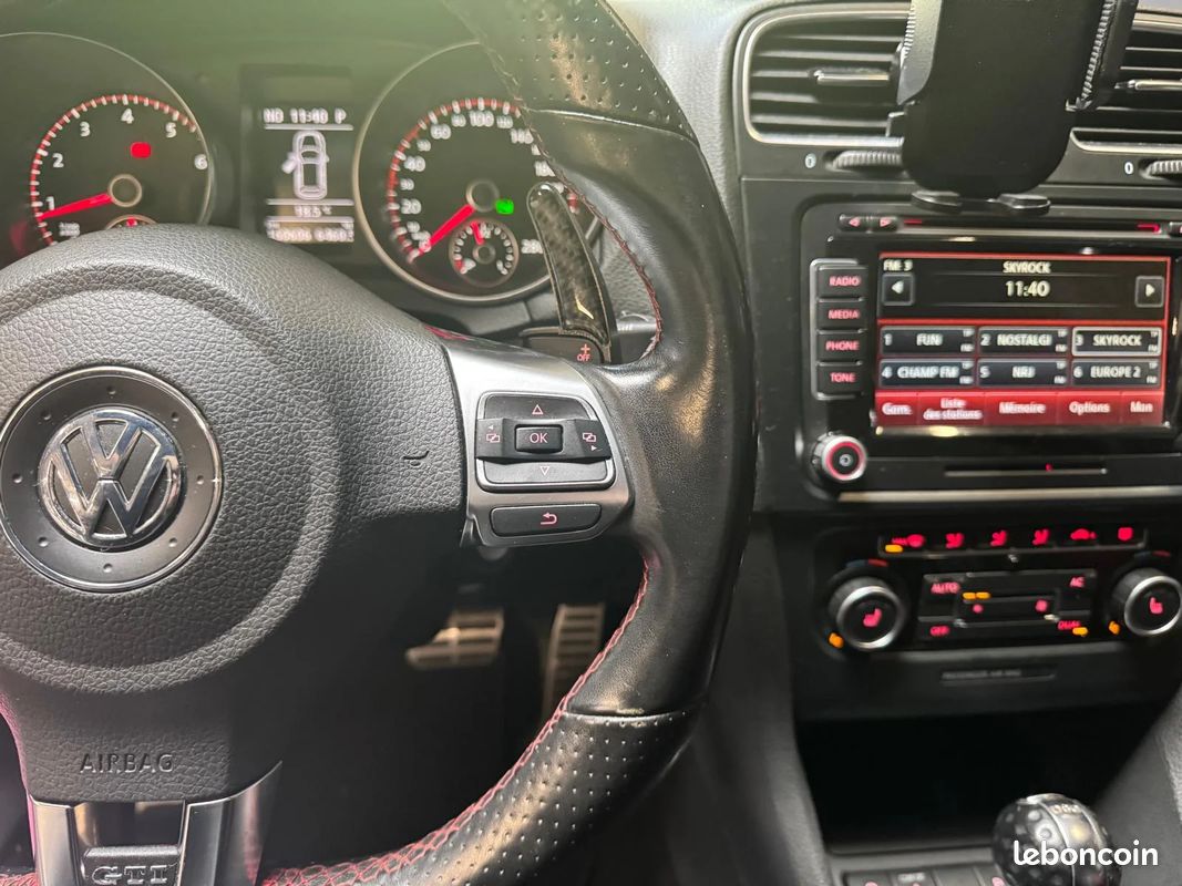Volkswagen GOLF 6 GTI 2.0 TSI DSG Adidas / Dynaudio / Toit ouvrant panoramique / Sièges Chauffants (image 32)