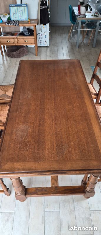 Table ronde extensible et blanche 6 à 8 convives, plateau en chêne Table ronde extensible et blanche 6 à 8 convives, plateau en chêne