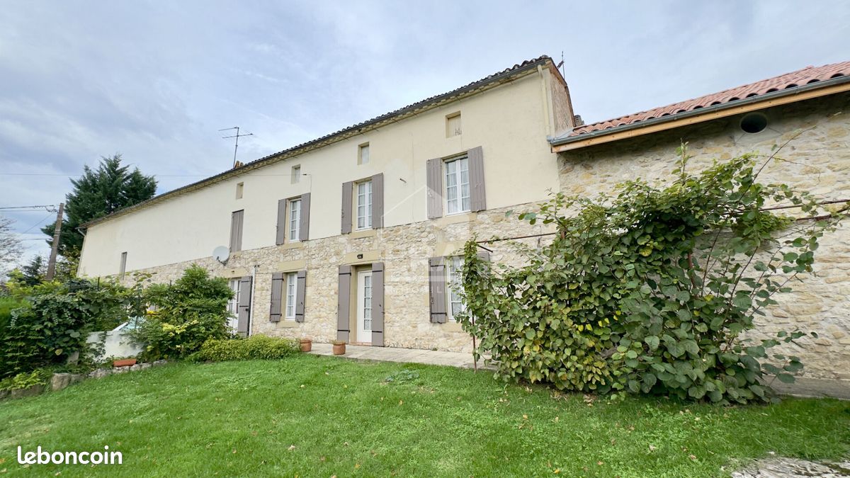Maison 13 pièces 700 m² · à Vélines · 700 m² · 220 000 €