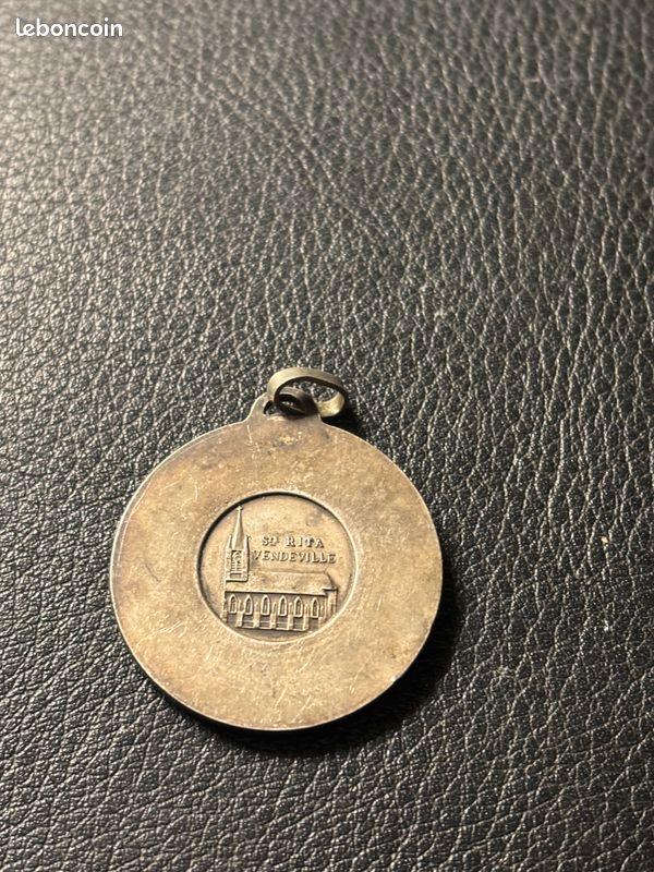 Ancien pendentif religieux couleur argent vintage (image 2)