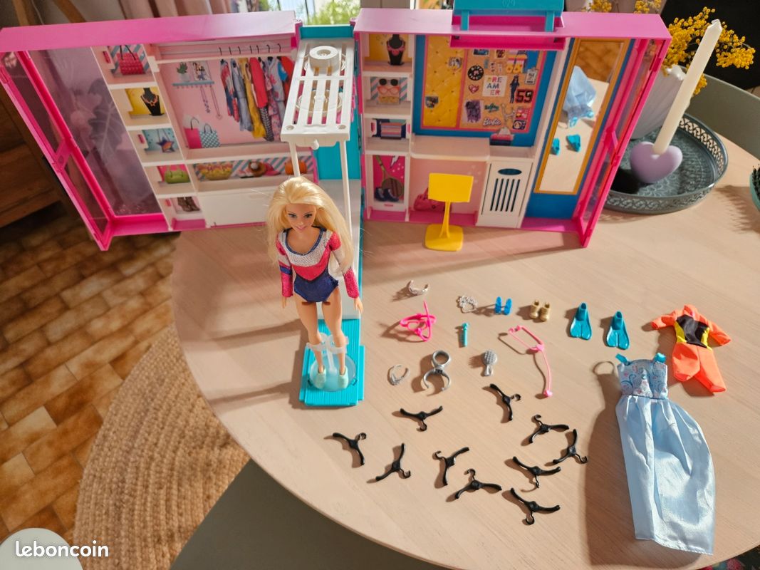 Dressing Barbie (image 1)