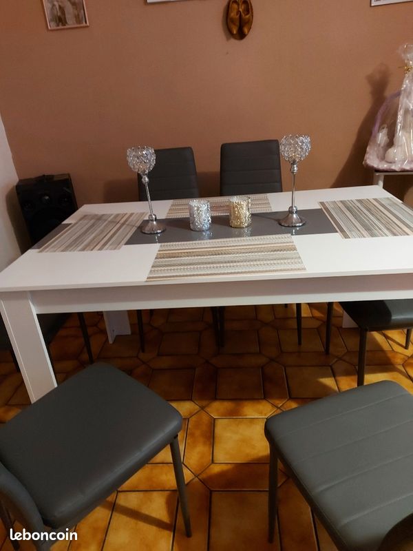 Vends table de salle-à-manger avec 6 chaise (image 2)