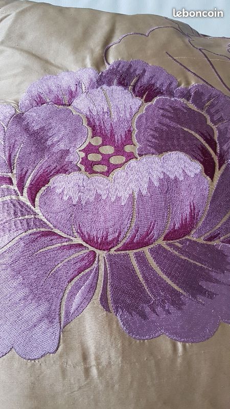Coussin satin brodé (image 3)