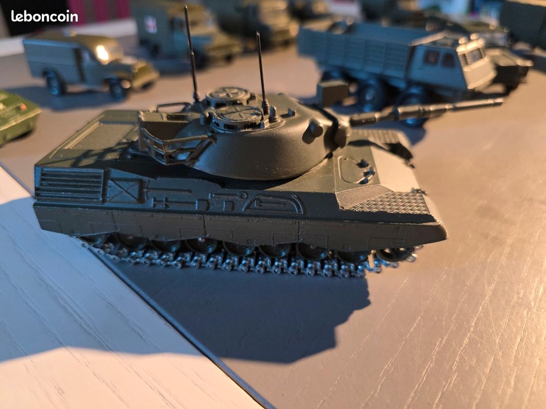 Lot miniatures militaires Solido avec boîtes – chars, hélicoptère, véhicules - Modélisme