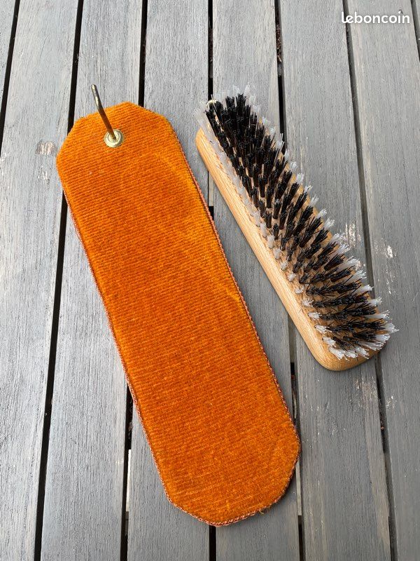 Brosse à chapeaux ou vêtements et son support (image 4)