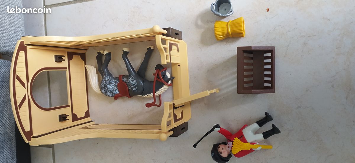 Playmobil Cheval box Trakehner et cavalière (5110) (image 1)