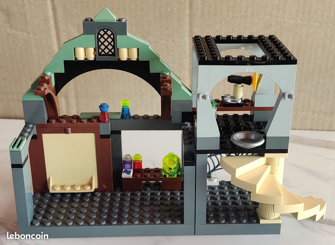 4752 LEGO Harry Potter - La classe du Professeur Lupin (image 1)