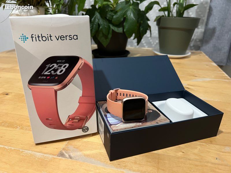 Fitbit Versa (image 1)